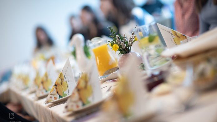 Stól z potrawami wielkanocnymi