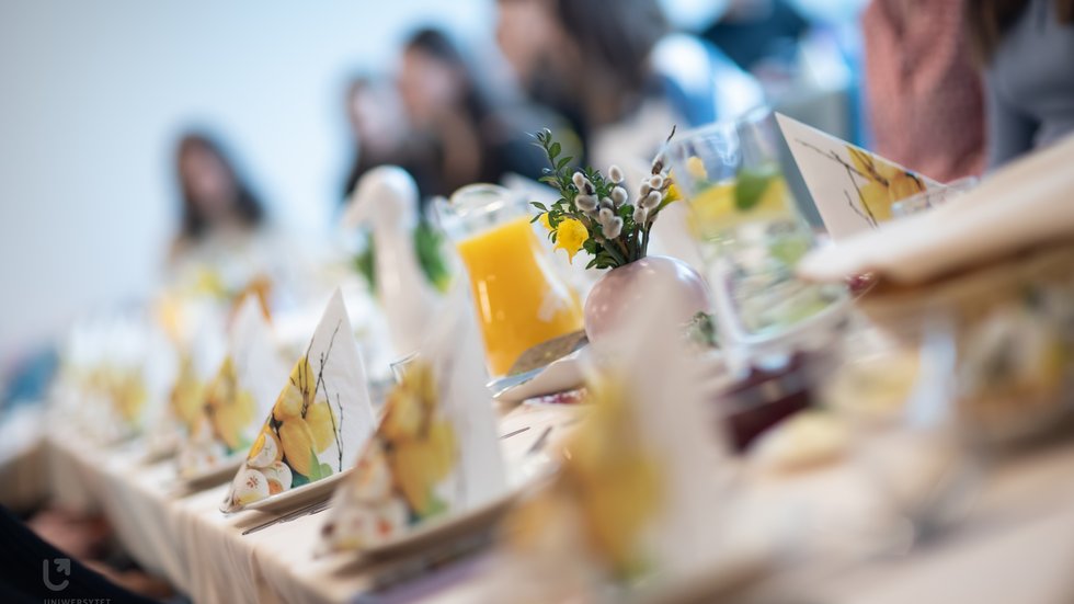 Stól z potrawami wielkanocnymi