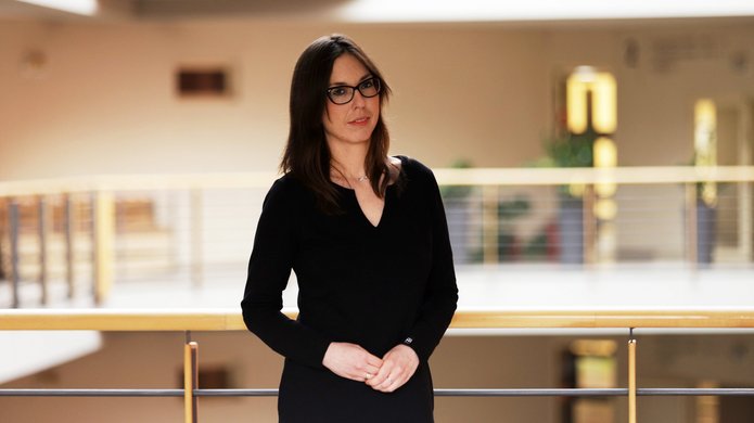 doktor pozuje do zdjęcia na wydziale