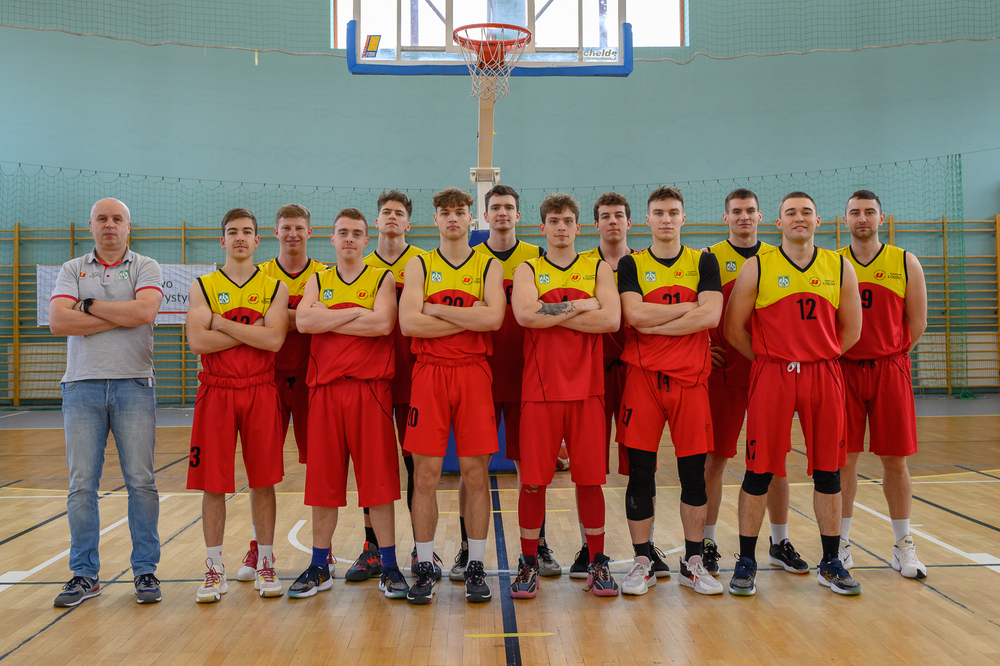 drużyna koszykarzy UŁ w sali sportowej