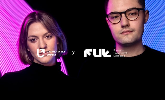 Grafika przedstawia dwie młode osoby na ciemnym tle. Po lewej stronie widoczna jest kobieta z krótkimi, jasnymi włosami, ubrana na czarno, o neutralnym wyrazie twarzy. Za nią znajduje się półokrągły, świetlny element w odcieniach różu i fioletu. Na wysokości jej twarzy umieszczono logo Uniwersytetu Łódzkiego. Po prawej stronie widoczny jest mężczyzna z krótkimi włosami, w okularach, również ubrany na czarno, na tle niebiesko-fioletowego, świetlnego półokręgu. Obok niego znajduje się logo FUK – Fundacji Uniwersytetu Łódzkiego. Pomiędzy logotypami umieszczono znak „X”, wskazujący na współpracę obu instytucji.