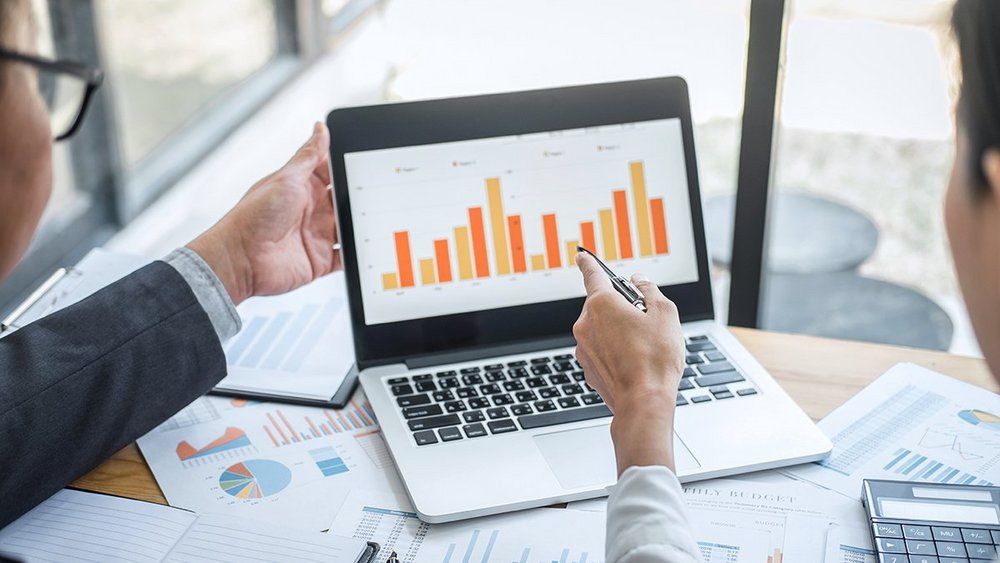 Wykres kolumnowy na laptopie