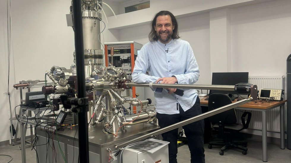 prof. Paweł Kowalczyk podczas nagrań do programu