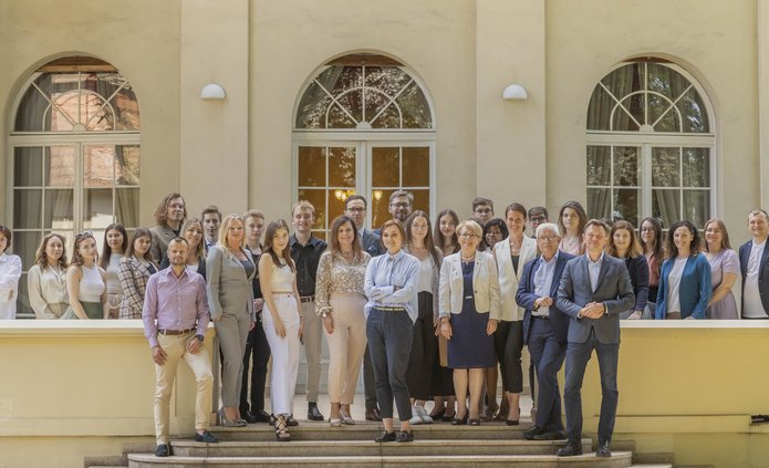 zdjęcie grupowe pod Pałacem Biedermanna