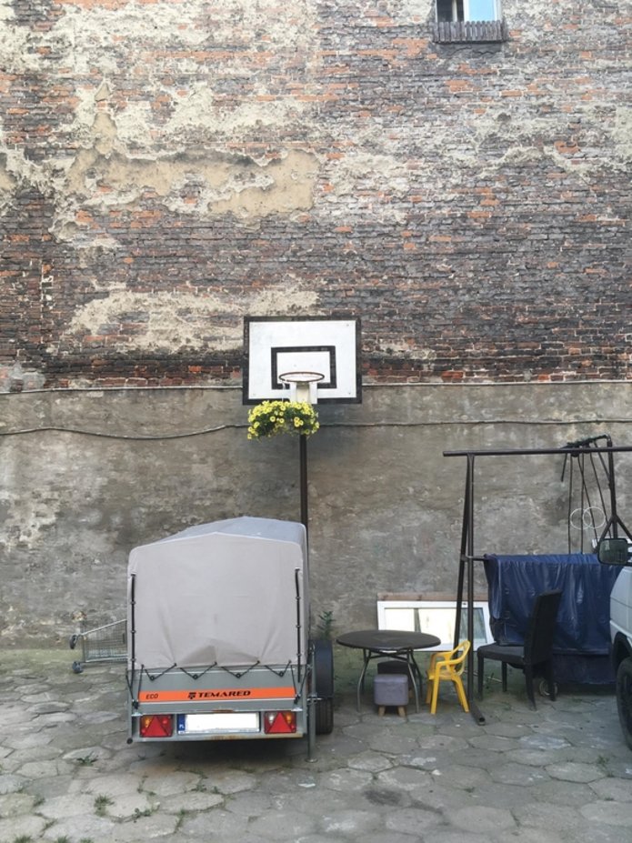 zaniedbane podwórko kamieniczne