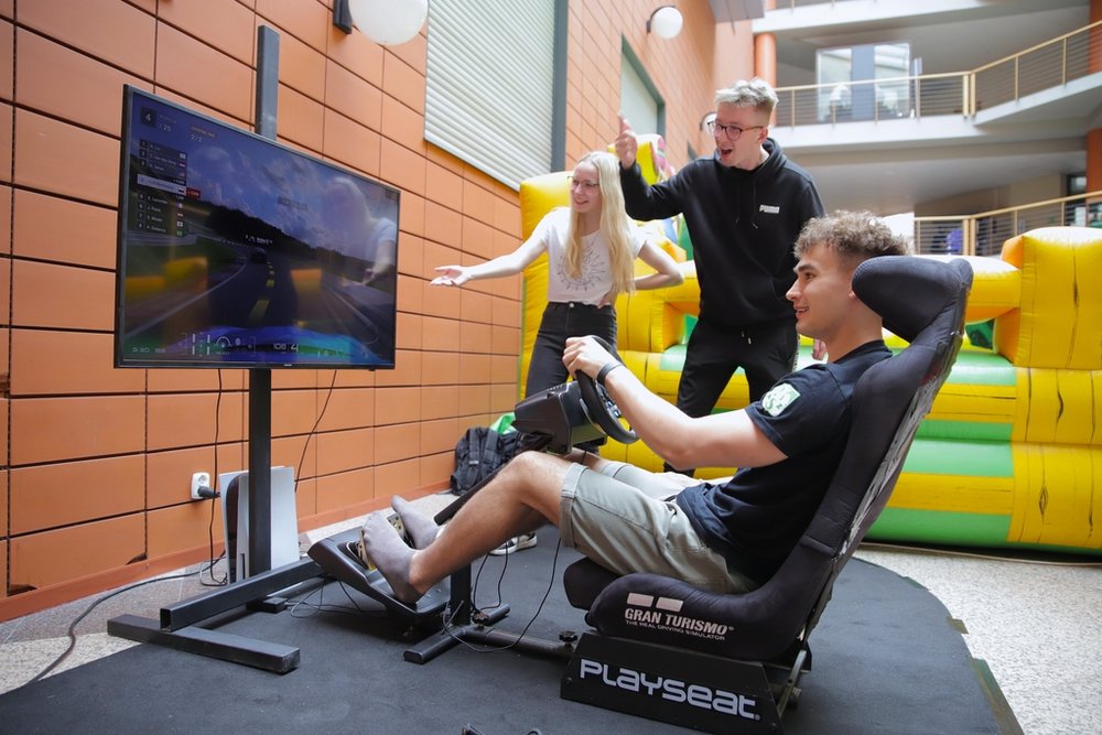 Chłopak grający na konsoli