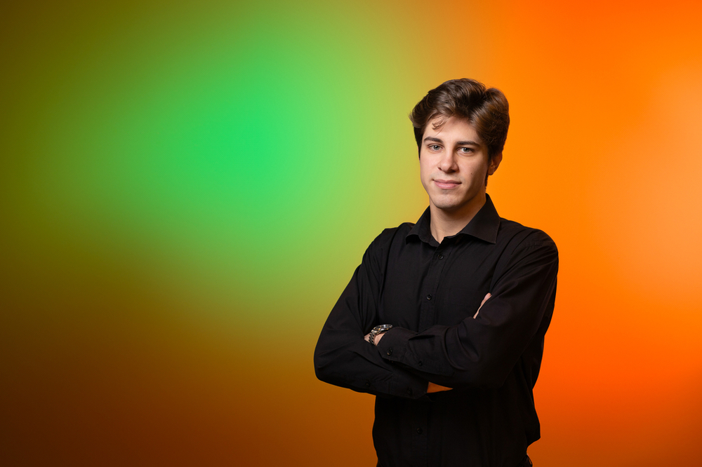 Tomasz Mosiołek - Ambasador UniLodz - młody mężczyzna ubrany na czarno