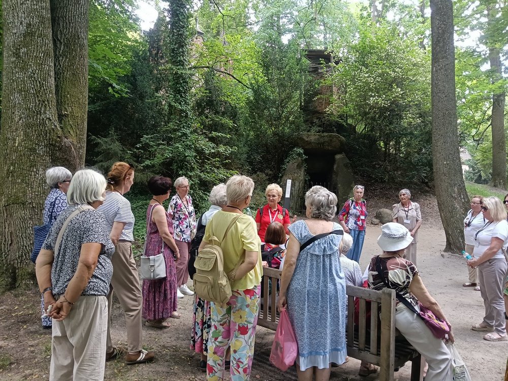 Seniorzy zwiedzają pałac w Nieborowie