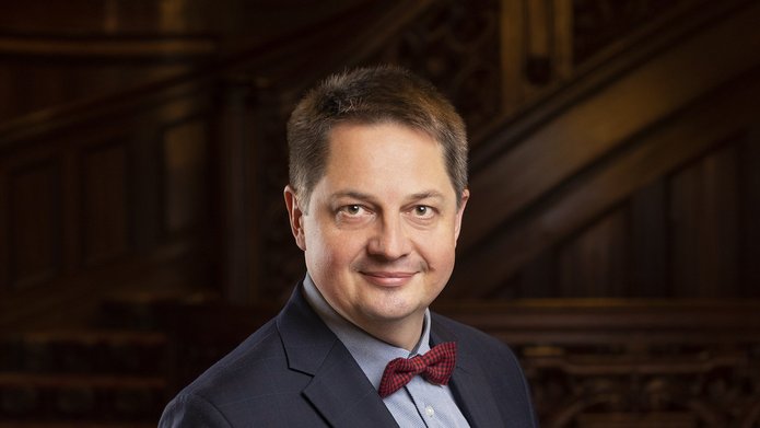 elegancko ubrany mężczyzna z muchą
