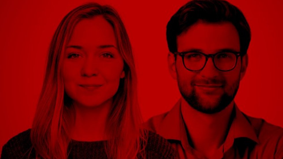 kobieta i mężczyzna w okularach na czerwonym tle