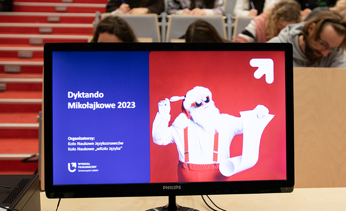 Komputer ze slajdem Dyktando Mikołajkowe 2023