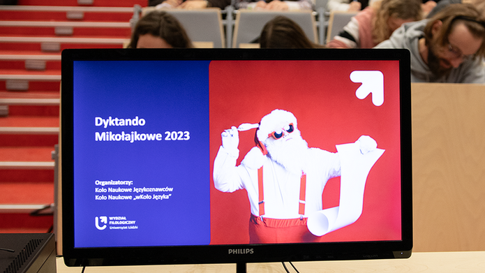 Komputer ze slajdem Dyktando Mikołajkowe 2023
