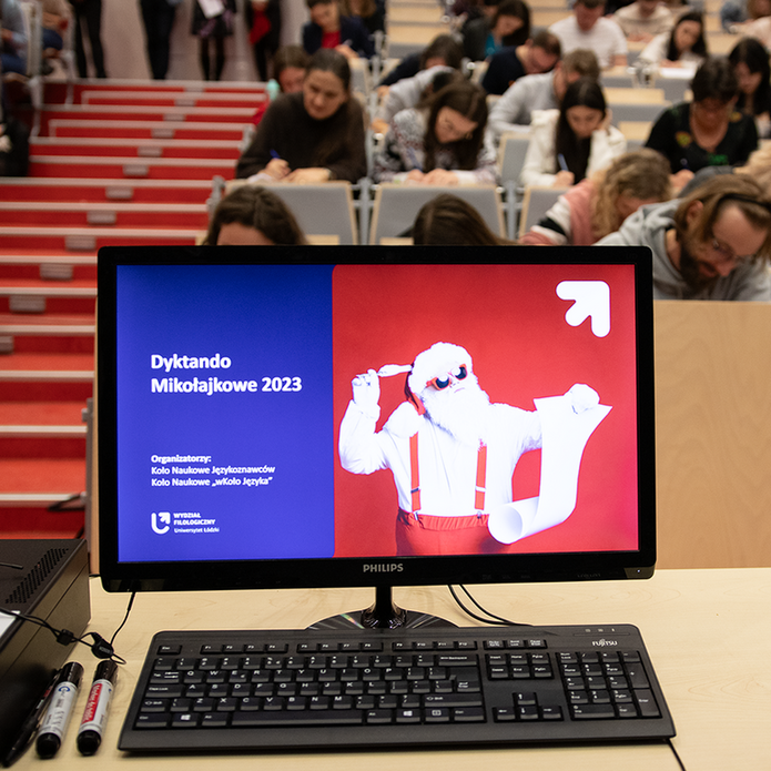 Komputer ze slajdem Dyktando Mikołajkowe 2023