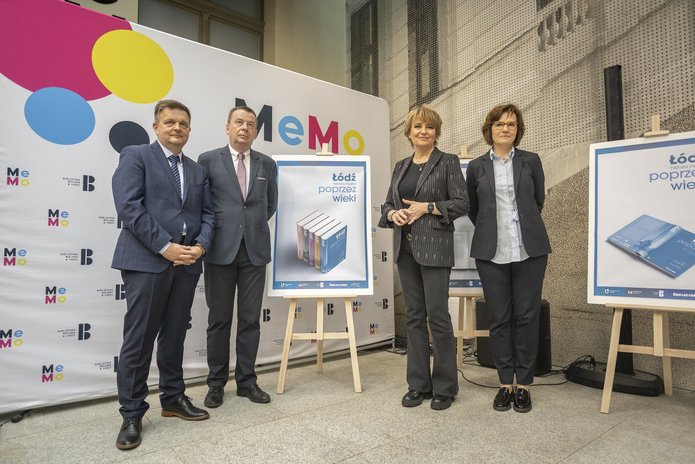 uczestnicy konferencji, od lewej: prof. Jarosław Kita i prof. Tadeusz Grabarczyk z Wydziału Filozoficzno-Historycznego UŁ, prezydent Łodzi Hanna Zdanowska, dyrektor Wydawnictwa Uniwersytetu Łódzkiego Ewa Bluszcz