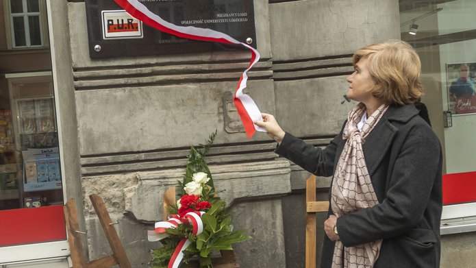 Rektor UŁ odsłania tablice upamiętniającą pracowników PUR