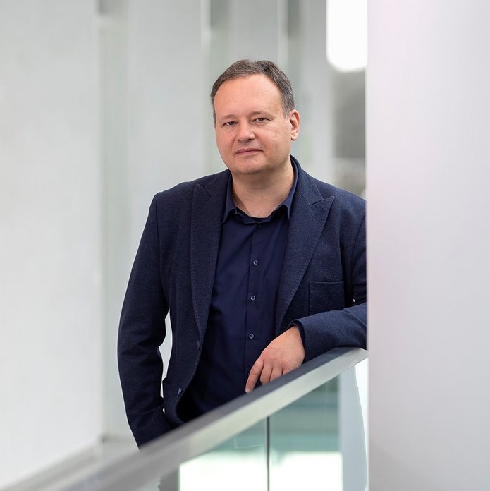 dr Krzysztof Majer w budynku Wydziału Filologicznego UŁ