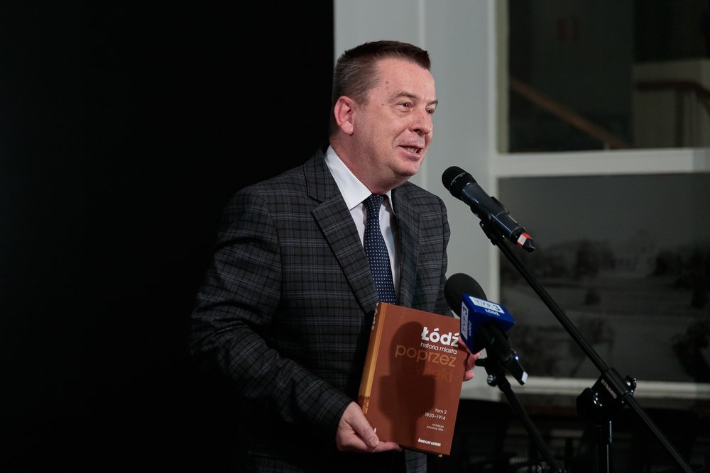 prof. Jarosław Kita podczas briefingu