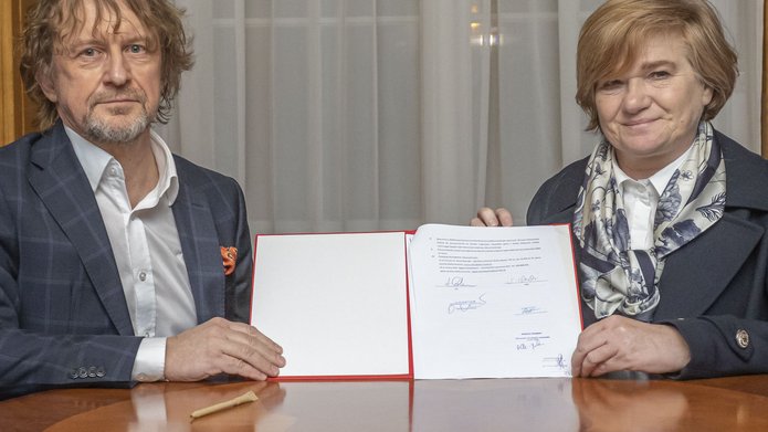 Rector of the University of Lodz and Rector of the Academy of Fine Arts present the signed agreement
