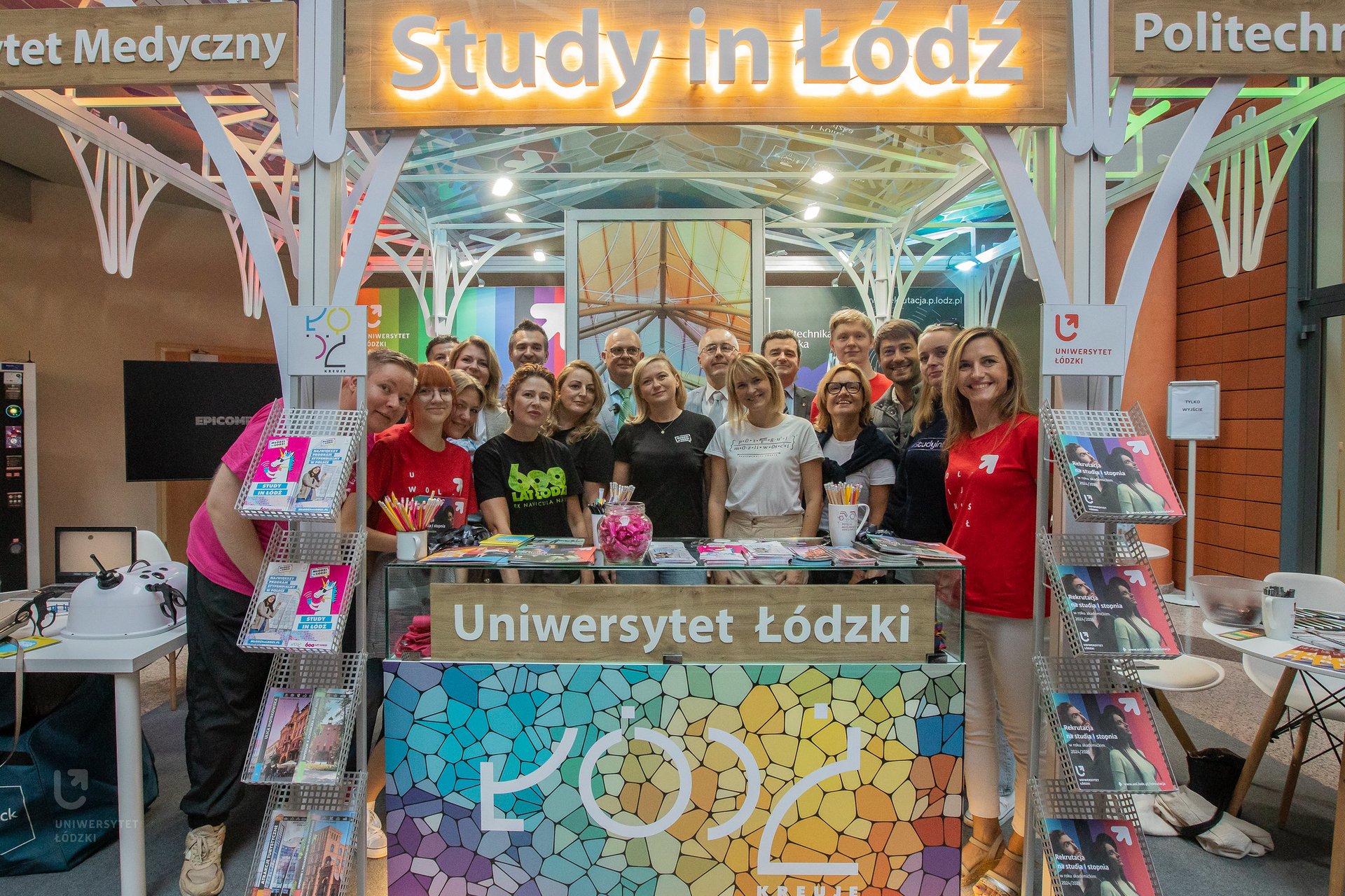 zdjęcie grupowe przy wspólnym stoisku Study in Łódź