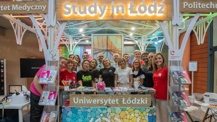 zdjęcie grupowe przy wspólnym stoisku Study in Łódź