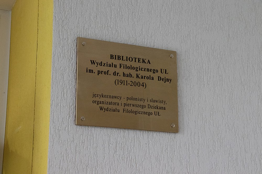 Tablica upamiętniająca prof. Karola Dejnę