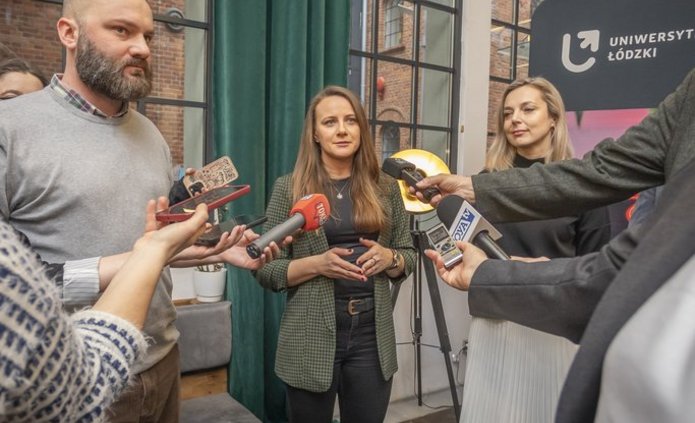 Iwona Ptaszek-Zielińska, rzecznik prasowy UŁ i Marta Nowacka, koordynatorka ds. przeciwdziałania dyskryminacji, mobbingowi i innym zachowaniom niepożądanym na UŁ, Centrum Wsparcia i Dostępności podczas briefingu prasowego