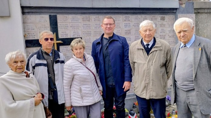 Dr Wojciech Marciniak wraz z Sybirakami podczas jednej z uroczystości