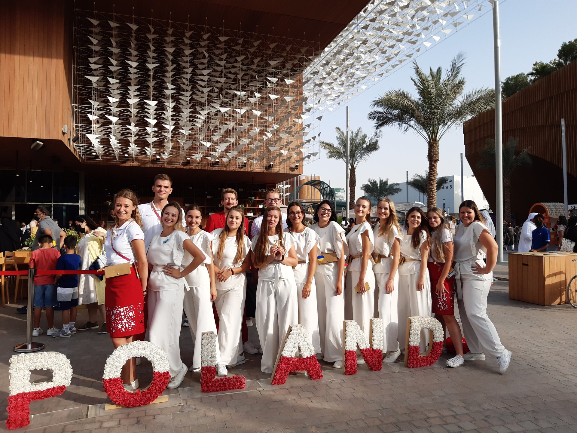 Studenci przed Pawilonem Polski na Expo 2020 w Dubaju