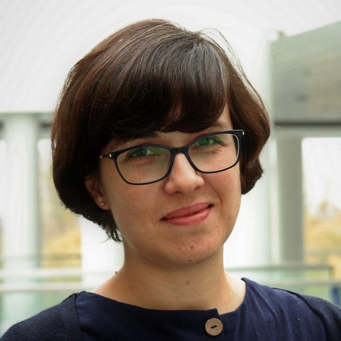 kobieta w okularach dr Iwona Dembowska Wosik