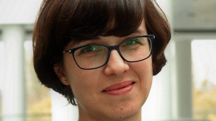 A woman wearing glasses – Dr Iwona Dembowska-Wosik