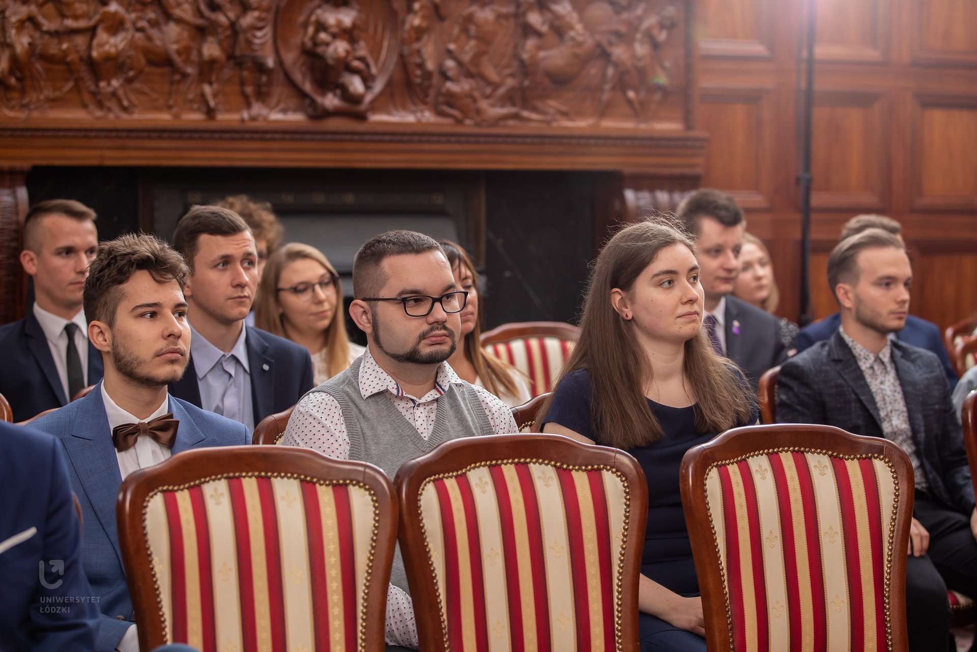 grupa studentów siedząca w sali