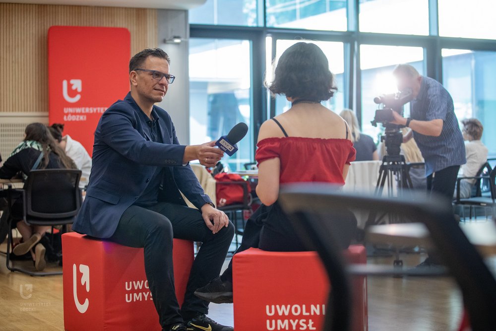 uczestniczka Ideathonu UŁ podczas rozmowy z dziennikarzem telewizyjnym