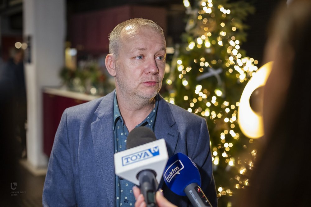 dr dr Zbigniew Kaczkowski (Wydział Biologii i Ochrony Środowiska UŁ) odpowiadający na pytania dziennikarzy i dziennikarek