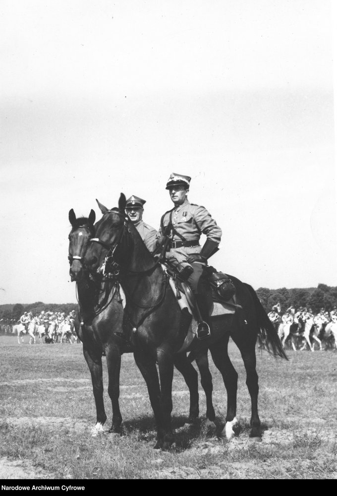 Generał Grzmot-Skotnicki na koniu. Czarno biała fotografia z lat 30' XX wieku