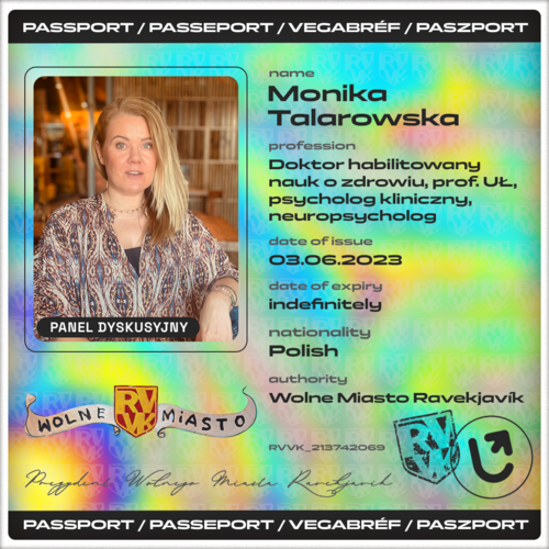 materiał graficzny zaprojektowany na wzór paszportu do Wolnego Miasta Ravejkavik, całość w jaskrawych kolorach, na zdjęciu prof. Monika Talarowska, blondynka w średnim wieku materiał graficzny zaprojektowany na wzór paszportu do Wolnego Miasta Ravejkavik, całość w jaskrawych kolorach, na zdjęciu prowadzący