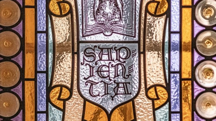 Jeden z malowniczych witraży w pałacu Biedermanna