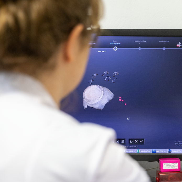 dr Magdalena Majorek w czasie digitalizacji