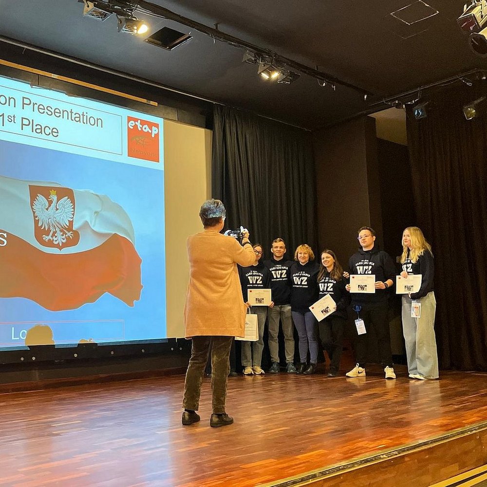 Grupa studentów odbierająca nagrodę