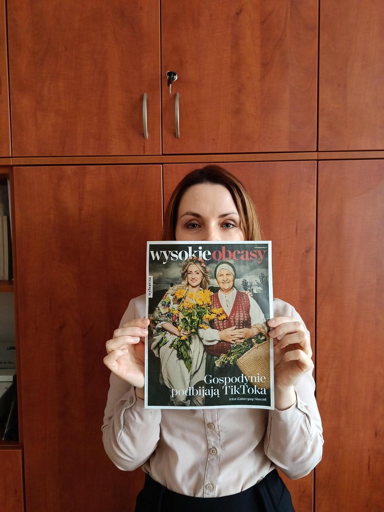 [Translate to English:] Katarzyna Zajda trzyma numer gazety