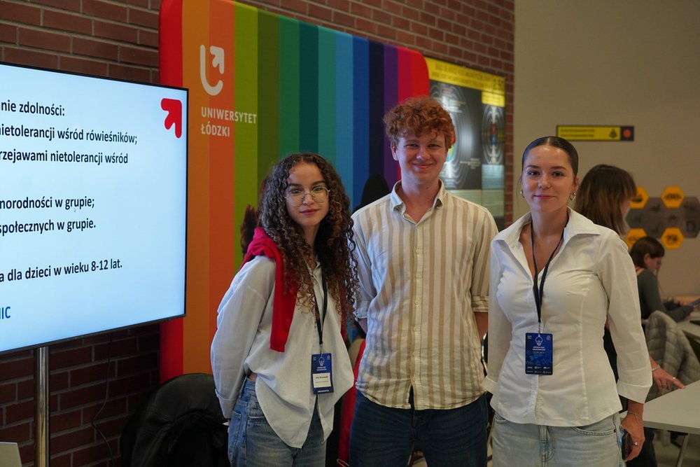 uczniowie na stoisku