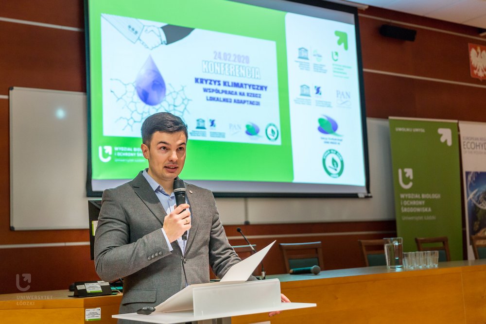 Dr Paweł Jarosiewicz przemawia podczas konferencji 