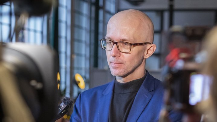 Dr Bartłomiej Cieśla (Wydział Filologiczny UŁ) udzielający komentarzy eksperckich