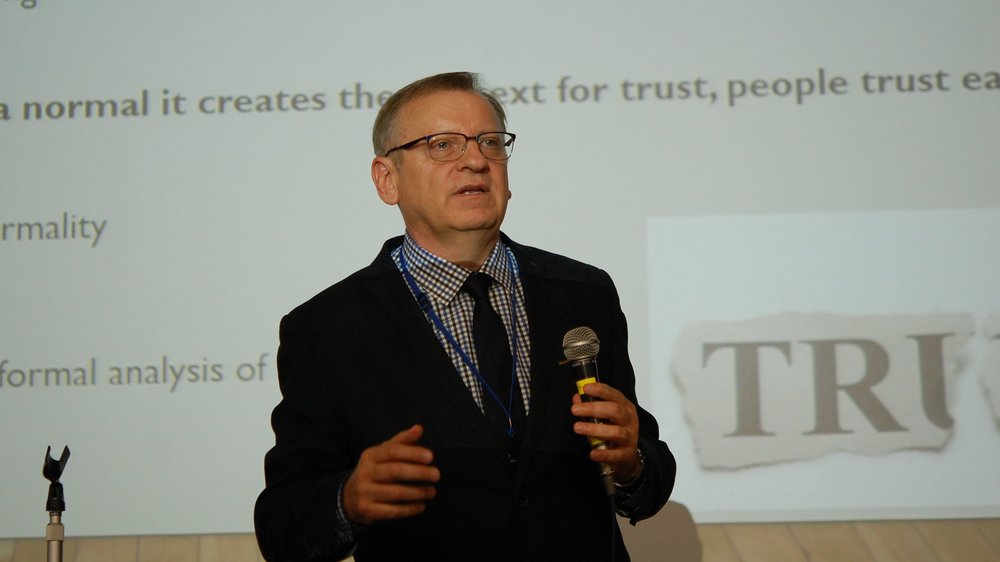 Prof. Konecki prowadzi prezentacje