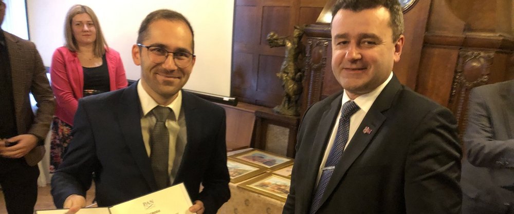 dr hab. Damian Jacenik, prof. UŁ, odbiera nagrodę