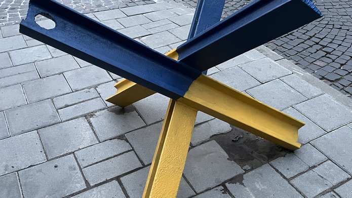 zapora przeciwczłogowa w kolorach flagi Ukrauny