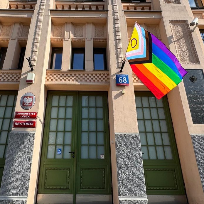 [Translate to English:] Flaga LGBTQ+ na rektoracie UŁ