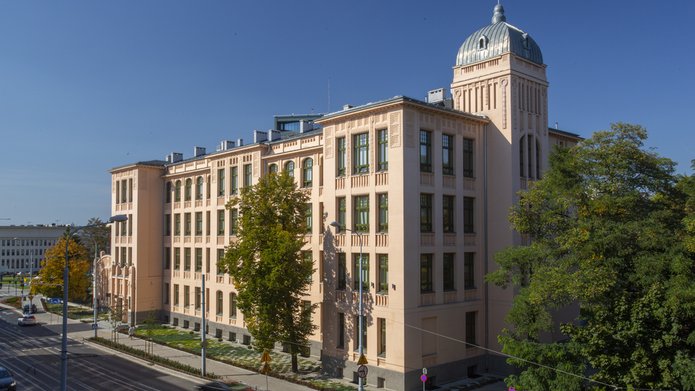 kolorowe zdjęcie przedstawiające budynek rektoratu Uniwersytetu Łódzkiego