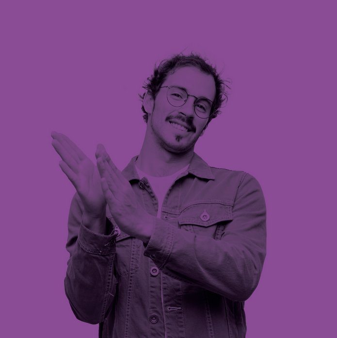 klaszczący mężczyzna