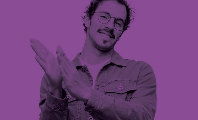 klaszczący mężczyzna