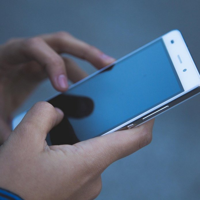 Smartfon w dłoniach